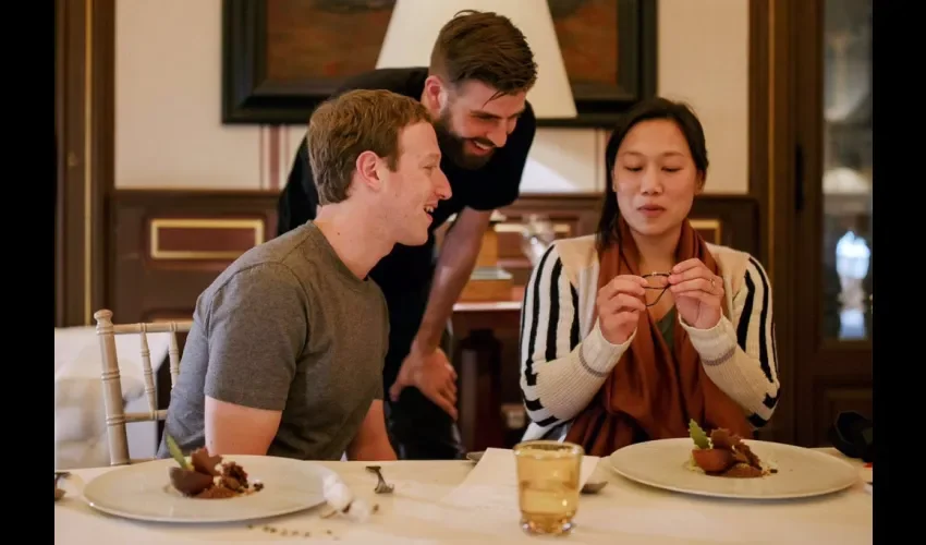 Gerard Piqué, Mark Zuckerberg, y su esposa, Priscilla Chan