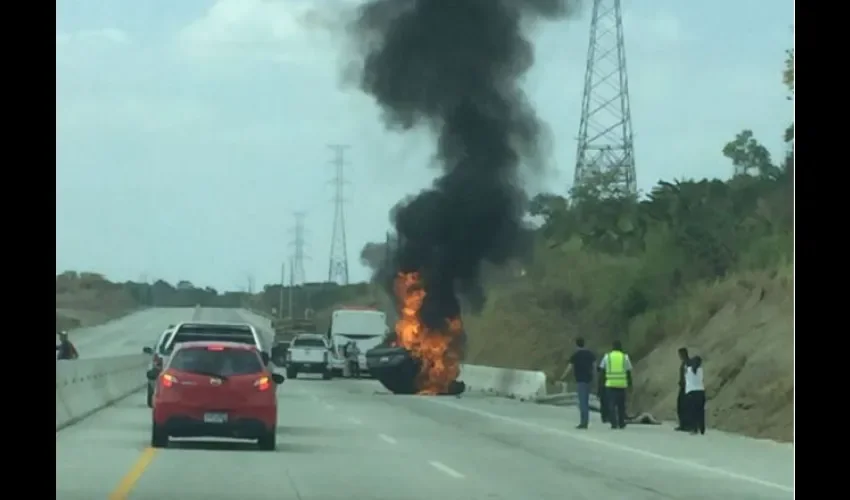 Automóvil se quema en el Corredor Norte  
