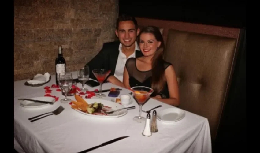 Nos contó que está muy feliz con su pareja, Rake Martínez de La Riva, y que sí tiene planes de casarse, si fuese por él hoy mismo, pero que están disfrutando y  trabajando juntos. Además tienen muchos proyectos en mente, pero de darse, le haría una sorpresa muy bonita para que jamás se imagine que viene una propuesta. ¡Ay, el amor! 