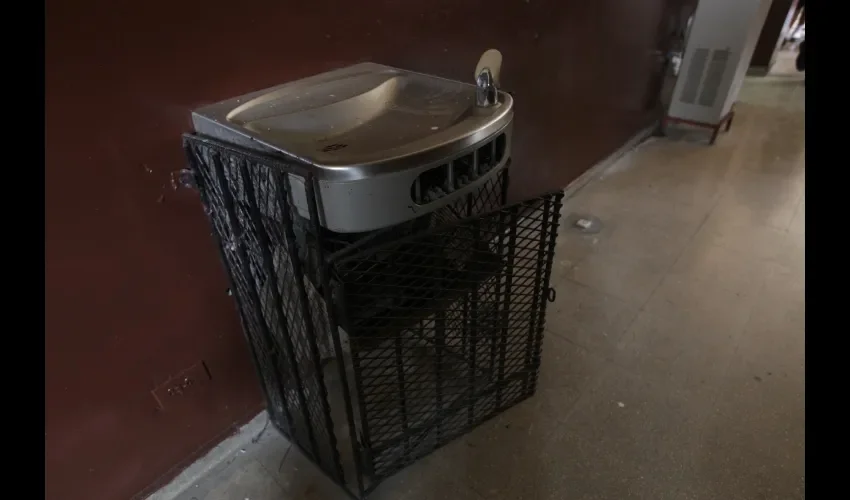 Hace falta arreglar varias fuentes de agua en el Instituto José Dolores Moscote. 