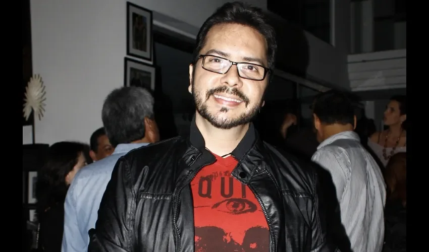 Junto a Óscar Faarup trabaja el tráiler de su nuevo libro.