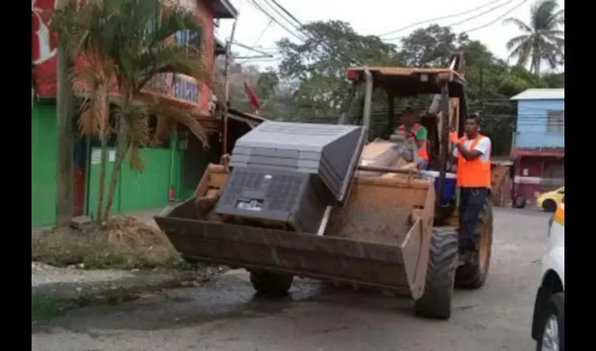 Hasta televisores fueron botados en el operativo. Foto: Cortesía