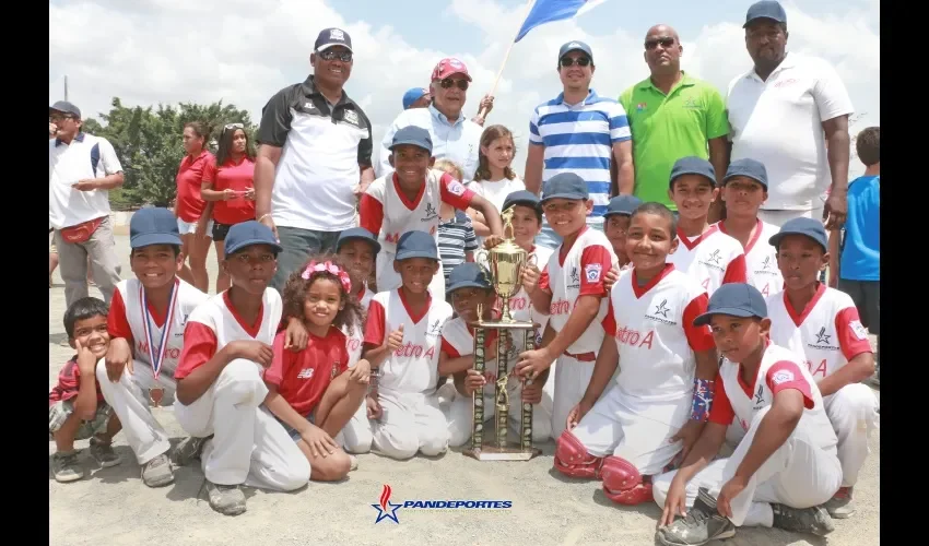 Panamá Metro A luce el trofeo que le acredita como campeón. PANDEPORTES