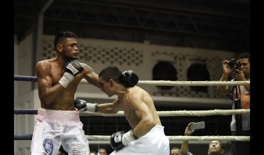 John El Emperador Rentería (izq.) dominó al tico David Lobo. Josué Arosemena