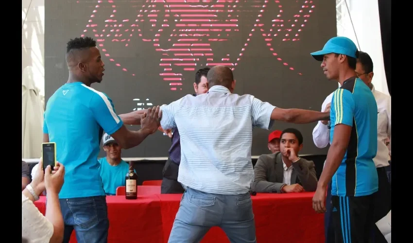 El entrenador Francisco Arroyo separa a Manuel Largacha (izq.) y Ricardo Núñez.  Anayansi Gamez