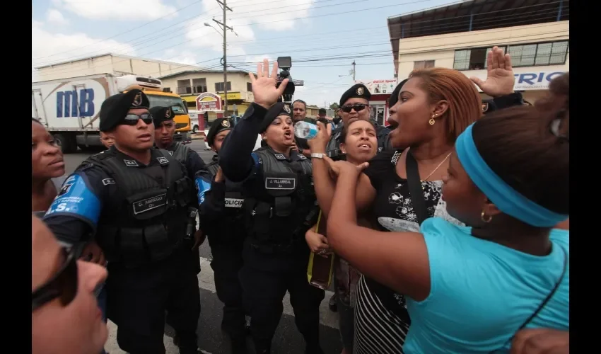 Los padres no aceptaron las otras opciones, ellos querían ir al centro comercial. Fotos: Roberto Barrios