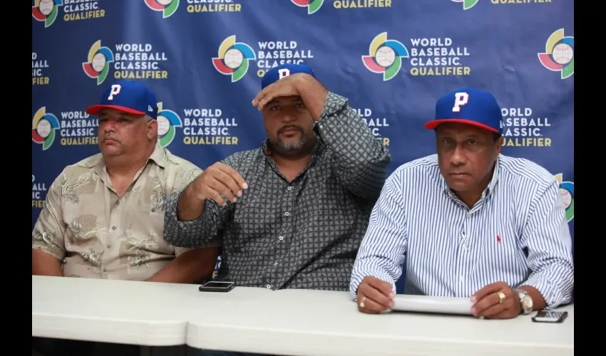 Olmedo Sáenz (izq.), Carlos Lee y Aníbal Reluz, en una conferencia de prensa. Anayansi Gamez