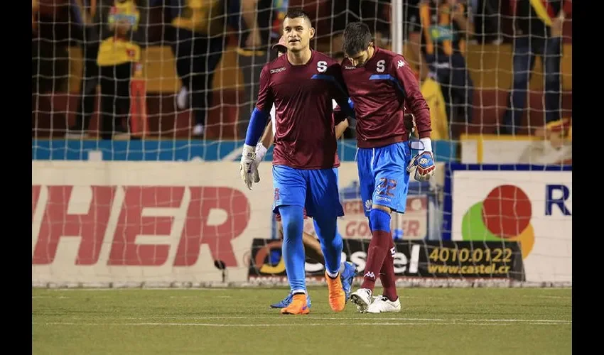 Jaime Penedo (dcha.) y Danny Carvajal (izq.) combaten por la titularidad en el arco del Deportivo Saprissa. Archivo