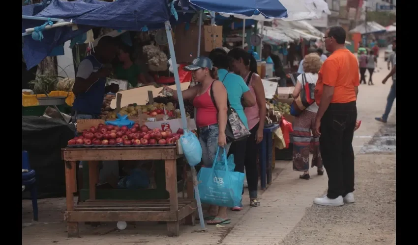 Buhoneros no se moverán de los puestos hasta llegar a un consenso. FOTO: ROBERTO BARRIOS