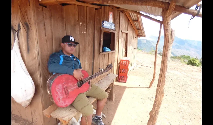 Los fines de semana, su mayor entretenimiento es dedicarle algo de su tiempo a la música. Foto: Jean Carlos Díaz