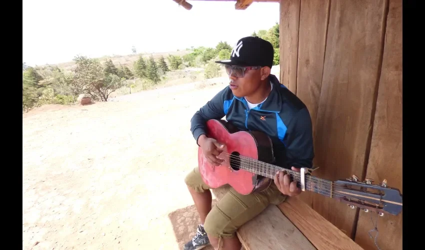 A pesar de tener a su familia en Bocas del Toro, se mantiene en Chiriquí, allí labora en el Ministerio de Vivienda y Ordenamiento Territorial.