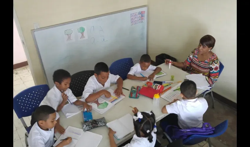 Los niños de primaria están recibiendo clases en una iglesia. Fotos: Jesús Simmons