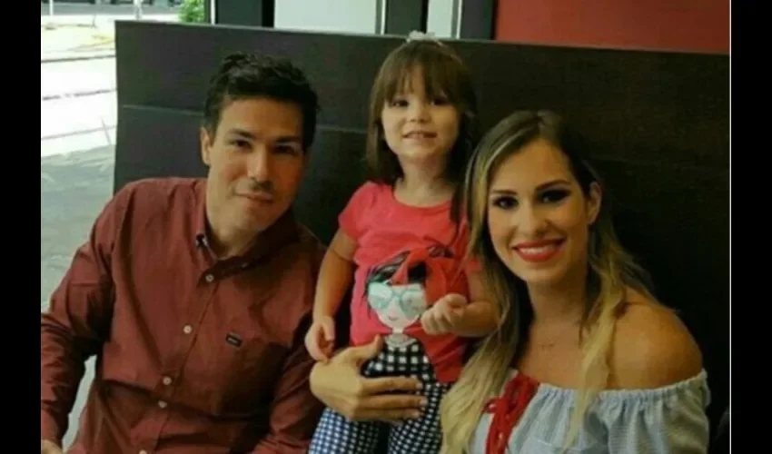 Sus hijas. Las tres princesas de Chispín tienen la vena artística, una de ellas canta y  hasta quiere hacer una colaboración, otra es bailarina de hip-hop y la pequeña Sofía siempre anda cantando y a su corta edad ya ha sido actriz y modelo. 