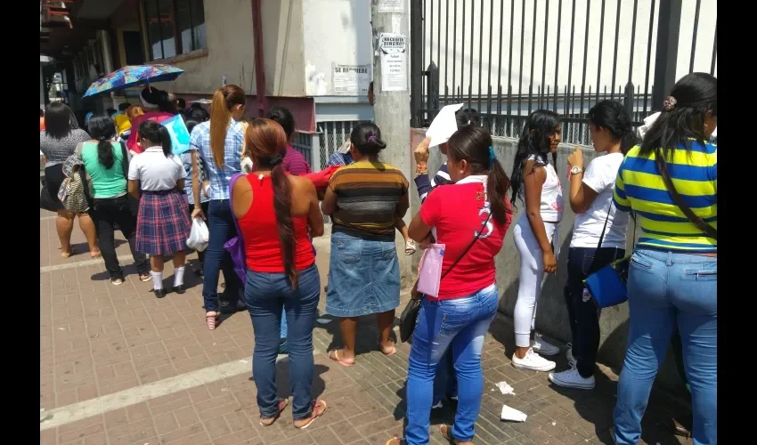 La fila era súper extensa. Foto: Jesús Simmons