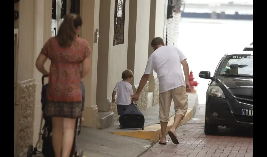 Padres quieren a sus hijos a su lado.  Ilustrativa 