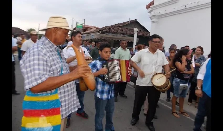  En la Iglesia de Las Mercedes de Guararé, tocaron la pieza "Canto a la Vida". Zenaida Vásquez  