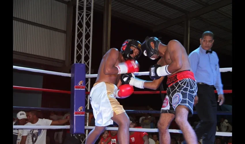 El excampeón mundial Roberto "La Araña" Vásquez (dcha.) en una exhibición recientemente ante Humberto "Chino" Peña en el Turicentro Tocumen. Cortesía