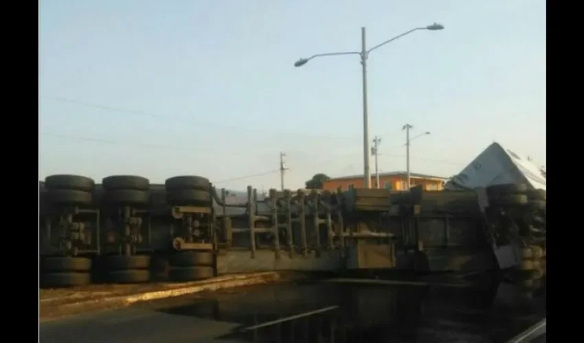 Camión de combustible se vuelca el Vía Tocumen 