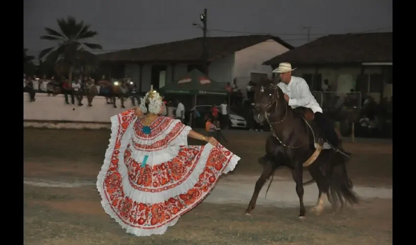 Caballos en  plaza colonial de Parita, Herrera