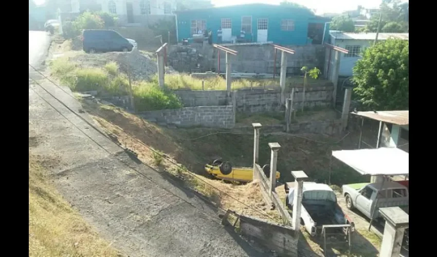 Auto cae en barraco de Samaria 