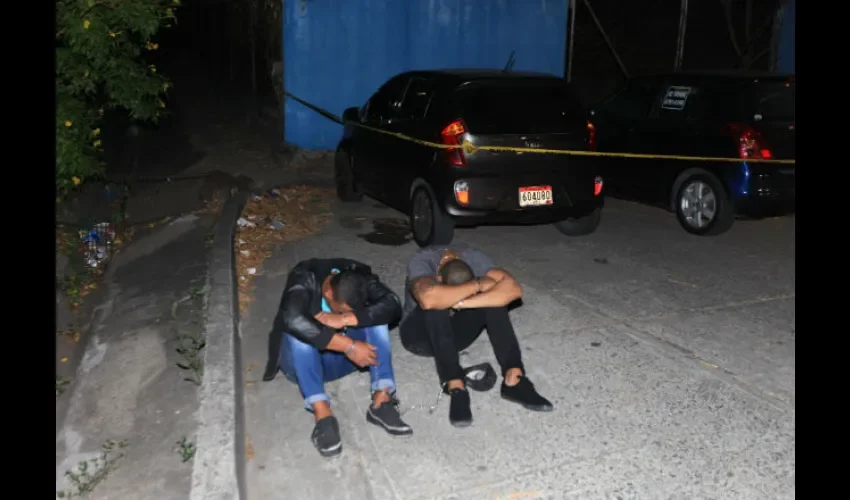 Detienen a dos personas que se habían robado un automóvil.