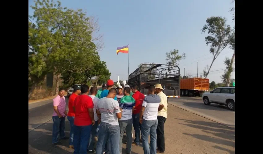 Camioneros protestan en Los Santos 