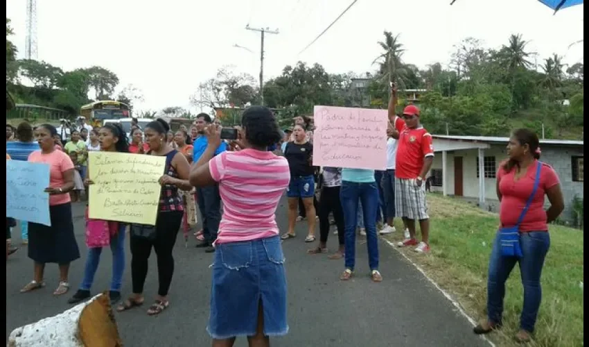 Padres de familia de escuela en Colón protestan 