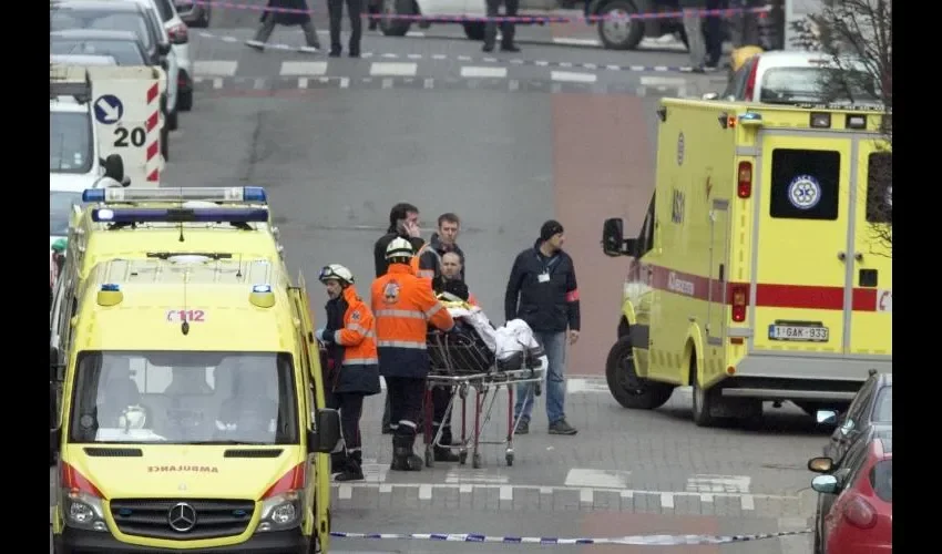 Servicios de emergencias evacúan a víctimas. Foto AP