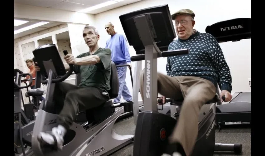 Realizan todas las actividades básicas e intermedias de la vida diaria.