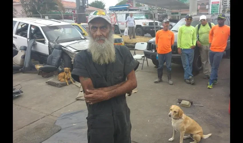 Once vehículos, tres ayudantes y tres perros tenía "Bin Laden" en su taller. Foto: Jesús Simmons