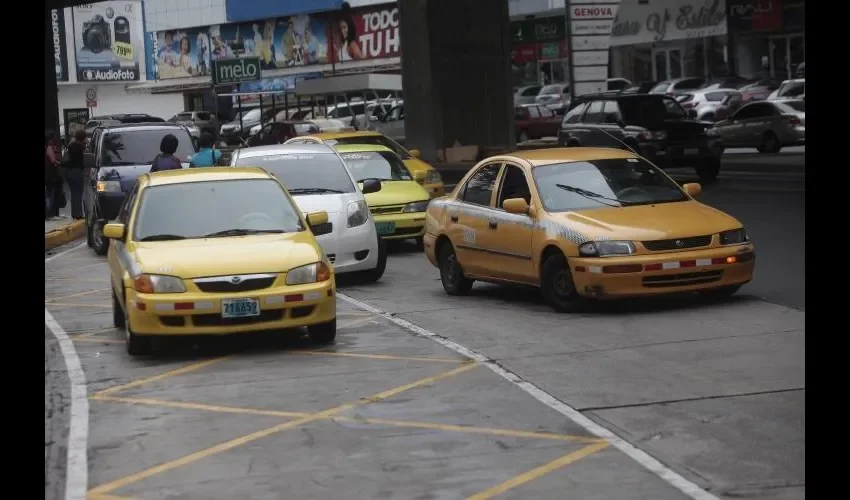 Enojados con Uber.  FOTO: ROBERTO BARRIOS