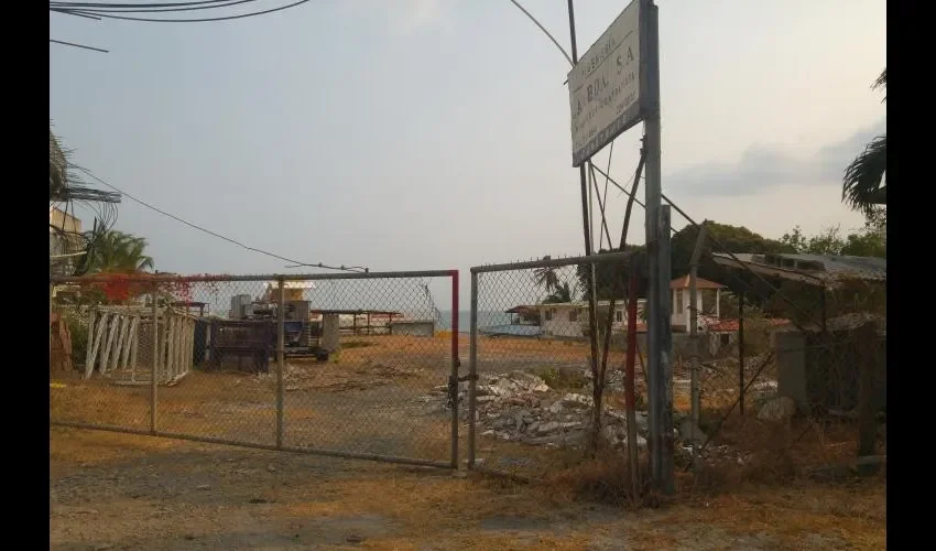 Muchos accesos a la playa están bloqueados.