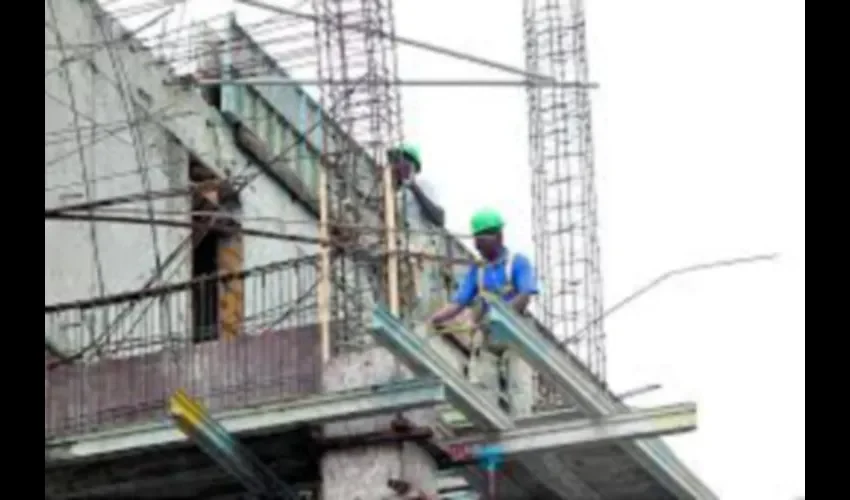 En las construcciones se ven a extranjeros en moto, prestando dinero.