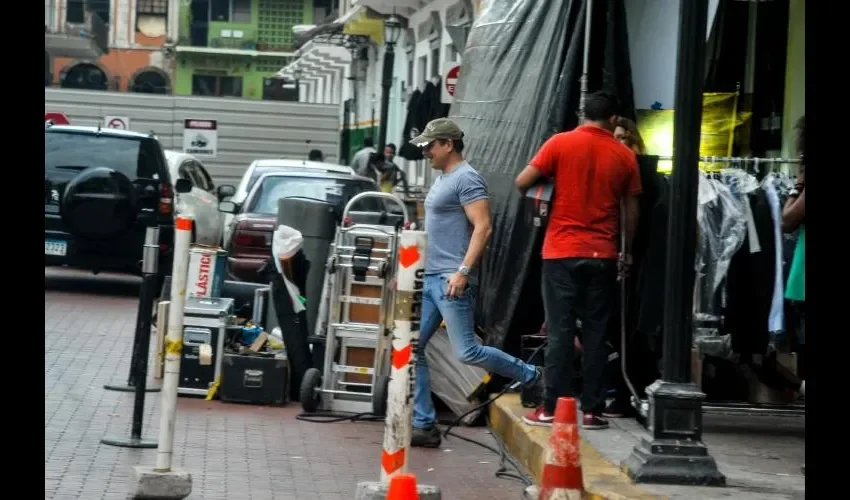 Fue el más difícil de captar durante la grabación, pero sí, lo logramos. Aquí mientras salía apurado del hotel Red Lion para ser recogido por una camioneta Rav 4 blanca. La comida al mediodía se la llevaron al 'set'.