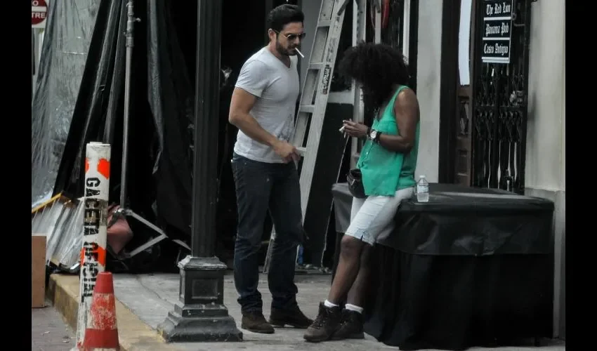 Se le vio fumándose un cigarrillo en un 'break' que se tomó durante la grabación, y también hablando por teléfono, aquí con la experta en maquillaje de cine Gynoris.