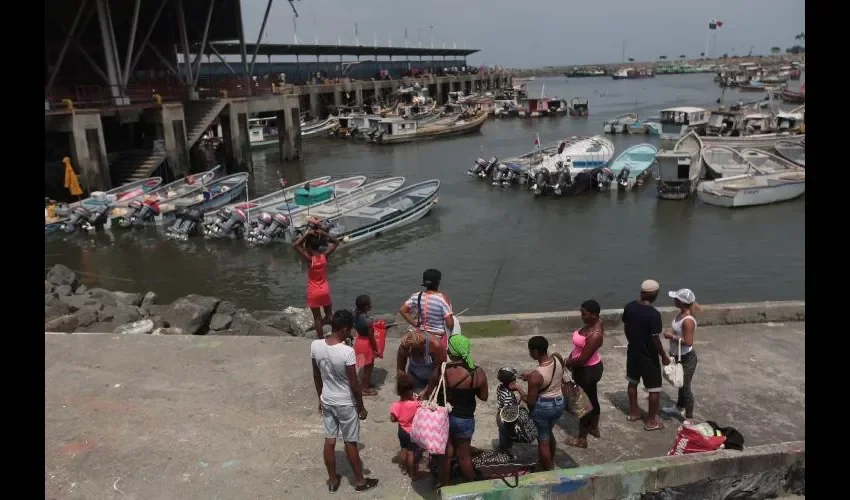 Desde temprano ya se encontraban las familias en el muelle para viajar. FOTOS: RFOBERTO BARRIOS