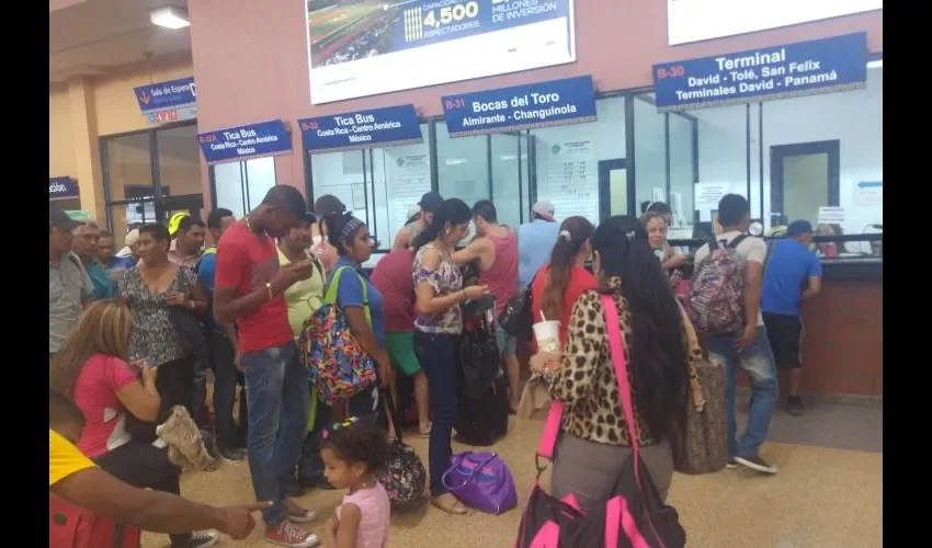 Por carretera también se dirigían los panameños, eso se reflejó en lo lleno que estaba la Gran Terminal de  Transporte.  Benjamín Solís, director de operaciones de la Terminal,  dijo que la demanda podría pasar las 90 mil personas. El lugar más concurrido para viajar  ha sido la provincia de Veraguas, Chiriquí y Bocas del Toro.