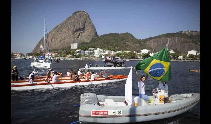 En bote protestan contra insalubridad. AP