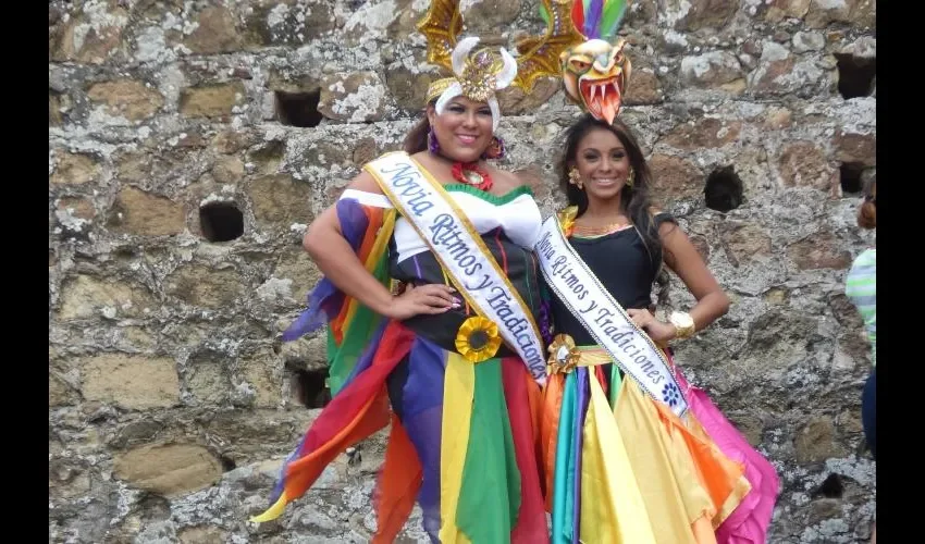 Aquí vemos a Zuleyma Córdoba, la novia 2015, junto a la reina de este año.  