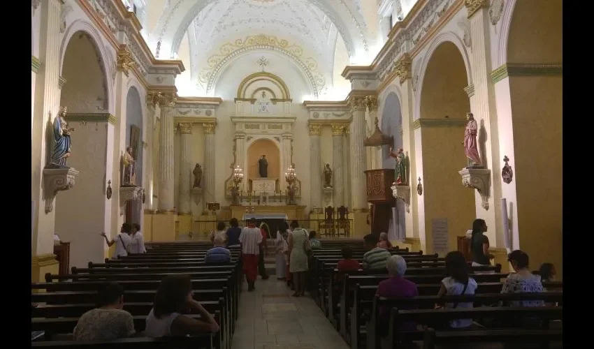 También se ve a jóvenes pidiendo a Dios.