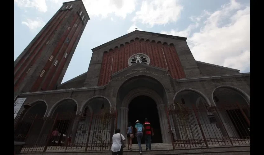 La basílica Don Bosco también tiene a sus fieles.