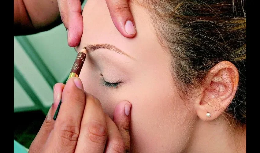 Para dar el toque final, peina las cejas con un cepillo, es algo sencillo de hacer en casa.  