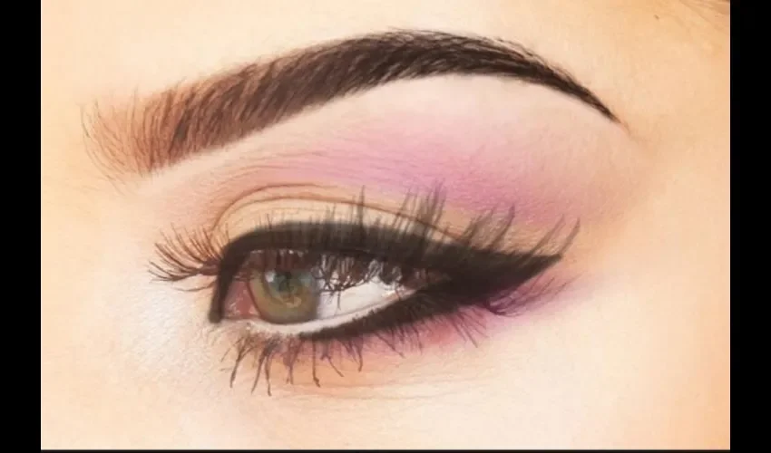 El mejor instrumento para depilar las cejas son las pinzas. Pues con navajas te deja marcas y te crece más rápido, otras opciones es la cerca. 