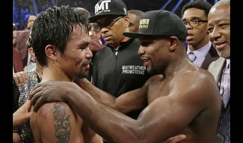 Floyd (dcha.) enfrentó a Manny en 2015. AP