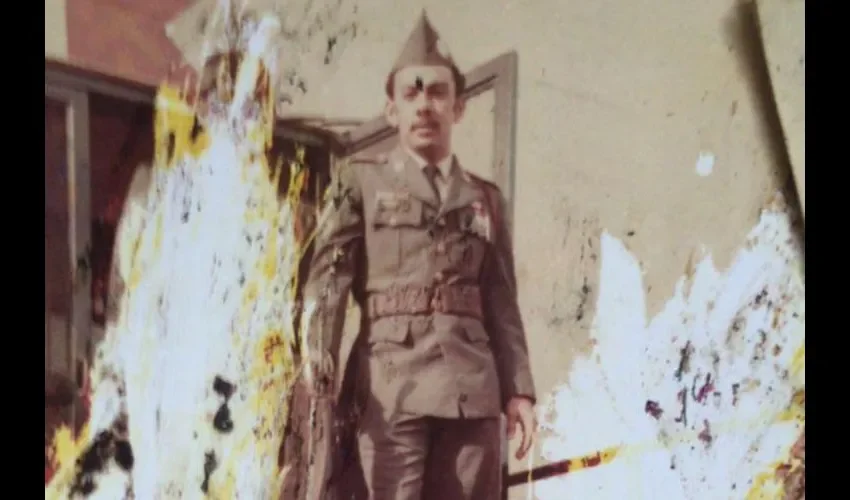 Portando con orgullo su uniforme. 