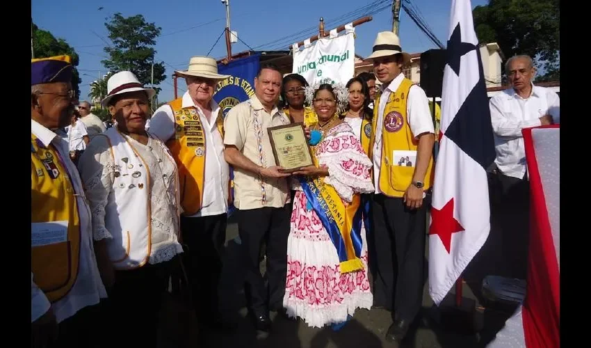 La presidenta del Club de Leones de Betania, Nereida de Palacio, fue la abanderada de los desfiles patrios en 2015.  