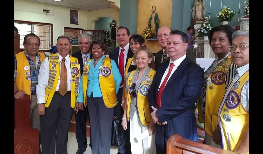 Los leones portan un chaleco amarillo con muchos pines donde a un lado portan la bandera panameña y en el otro el logo internacional de esta organización mundial.  