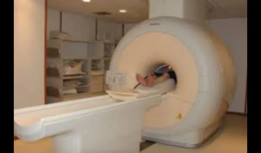 Las contraindicaciones absolutas al procedimiento son: marcapasos e implantes cocleares.