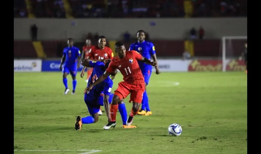 Armando Cooper (dcha.), volante de Panamá, ingresó en el duelo ante Haití al minuto 38, en reemplazo de Aníbal Godoy.