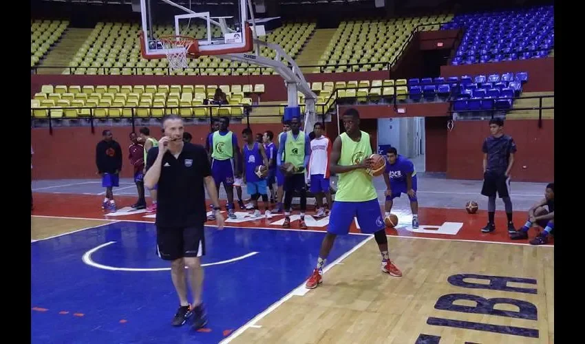 Joaquín Ruiz Llorente (izq.) viene de dirigir al Basket Zaragoza 2002 en España. Cortesía Fepaba